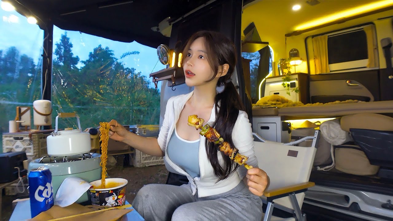 Кемпинг в машине с собакой в ​​минивэне на зеленом лугу 🚙