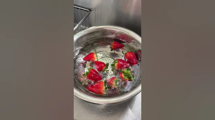 KITCHEN TIPS: HOW TO KEEP STRAWBERRIES FROM MOLDING SO FAST.