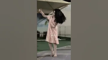 مو كل من يهز الكتف 