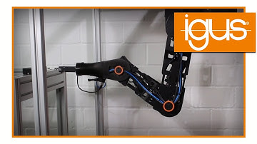 Roboter legt USB-Stick ein - igus Kundenanwendungen im Test