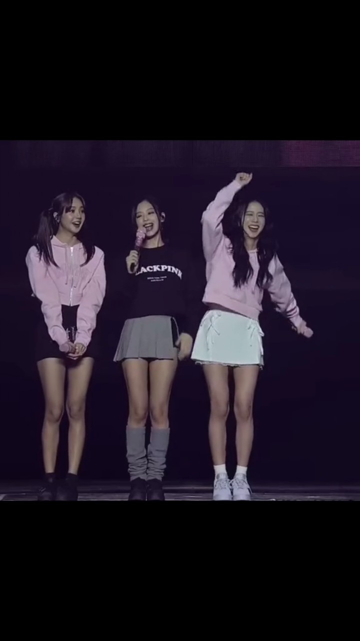 BLACKPINK playing with BLINKS on an ongoing concert ♥️ #jennie #rosé #lisa #jisoo #blackpink #shorts