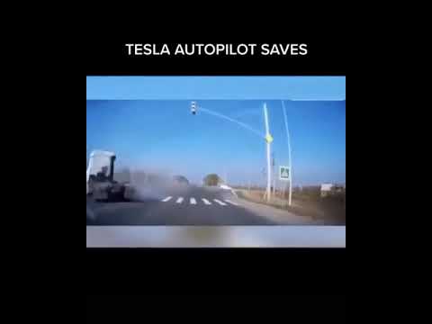 Автопилот Тесла уходит от аварии