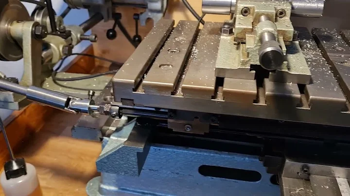 Fräsen einer Nut, auf der Hommel UWG 2 mit Hilfe des Universalvorschubes