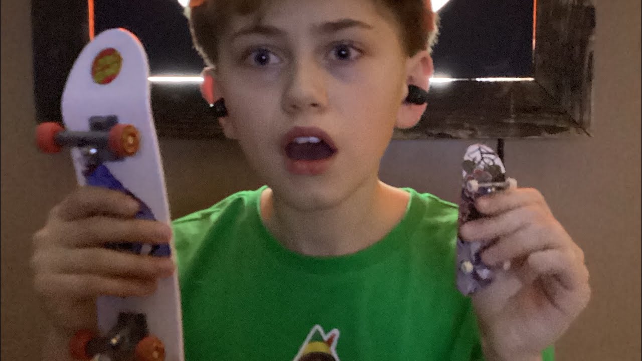 Hand boarding and finger boarding in slow motion 