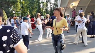 Мы влюблены и между нами!🕺💃🌷/Красивые танцы в парке Горького Харьков июнь 2021