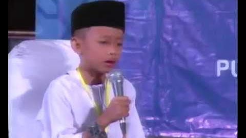 خشوع طفل اندونيسي وهو يقرأ القرآن الكريم