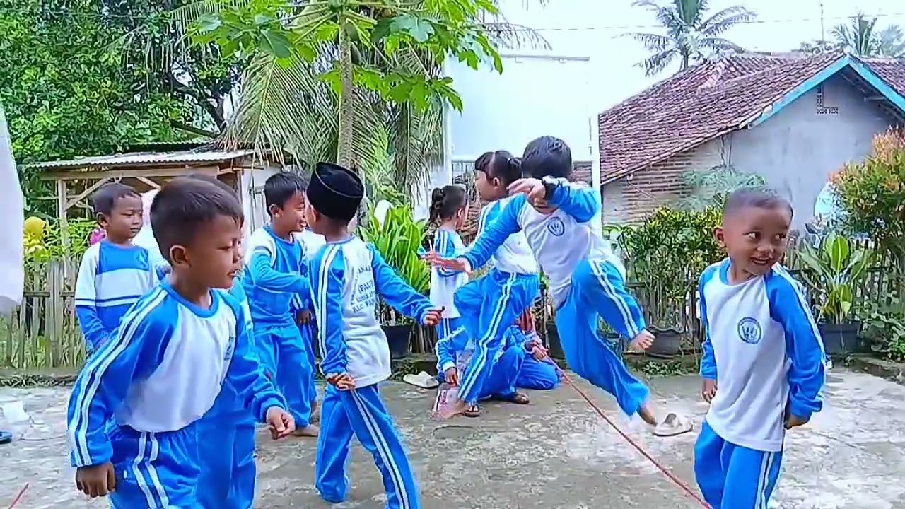 Mengenalkan permainan tradisional 