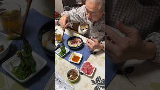 住職の夜ごはん。マグロとろろ丼 筍とわらびの煮物 コシアブラのお浸し お茶