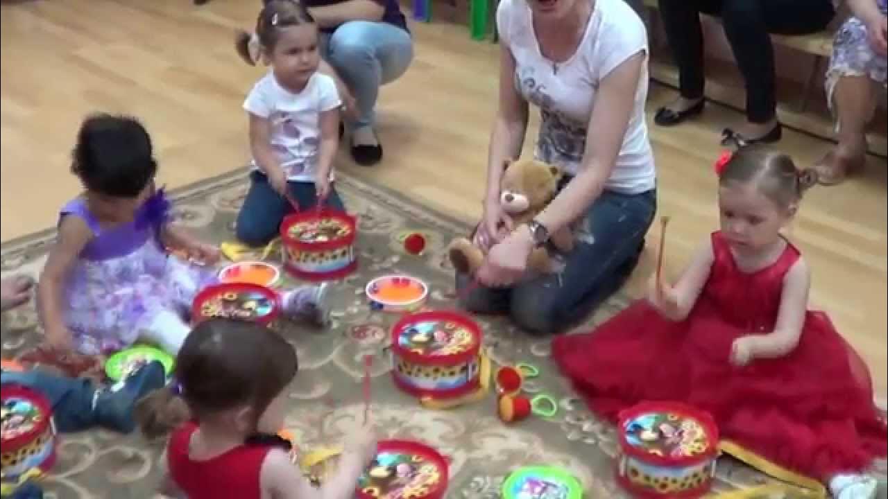 Видео детям 2 годика. Развивающие игры для детей 1-2 года. Игры с двухлетним ребенком дома девочка. Фотосессия на день рождения ребенка 2 года. Детские видеоблоги 2018 года.