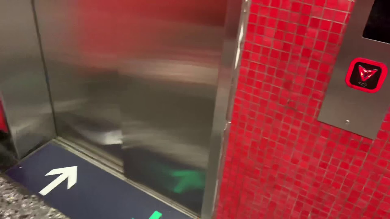 Hong Kong Elevator at MTR Station - Heng Fa Chuen L2 香港地鐵升降機 - 杏花村 L2