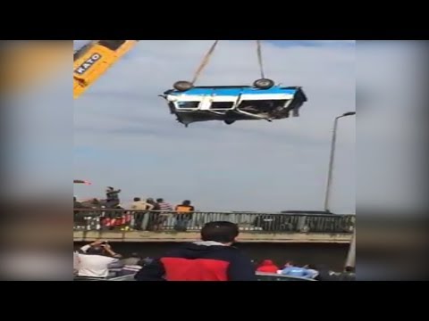 صدى البلد انتشال سيارة ميكروباص سقطت من اعلى كوبري الساحل