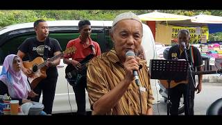 Atok nyanyi Lagu pantun... pakai baju kancing lah suasa