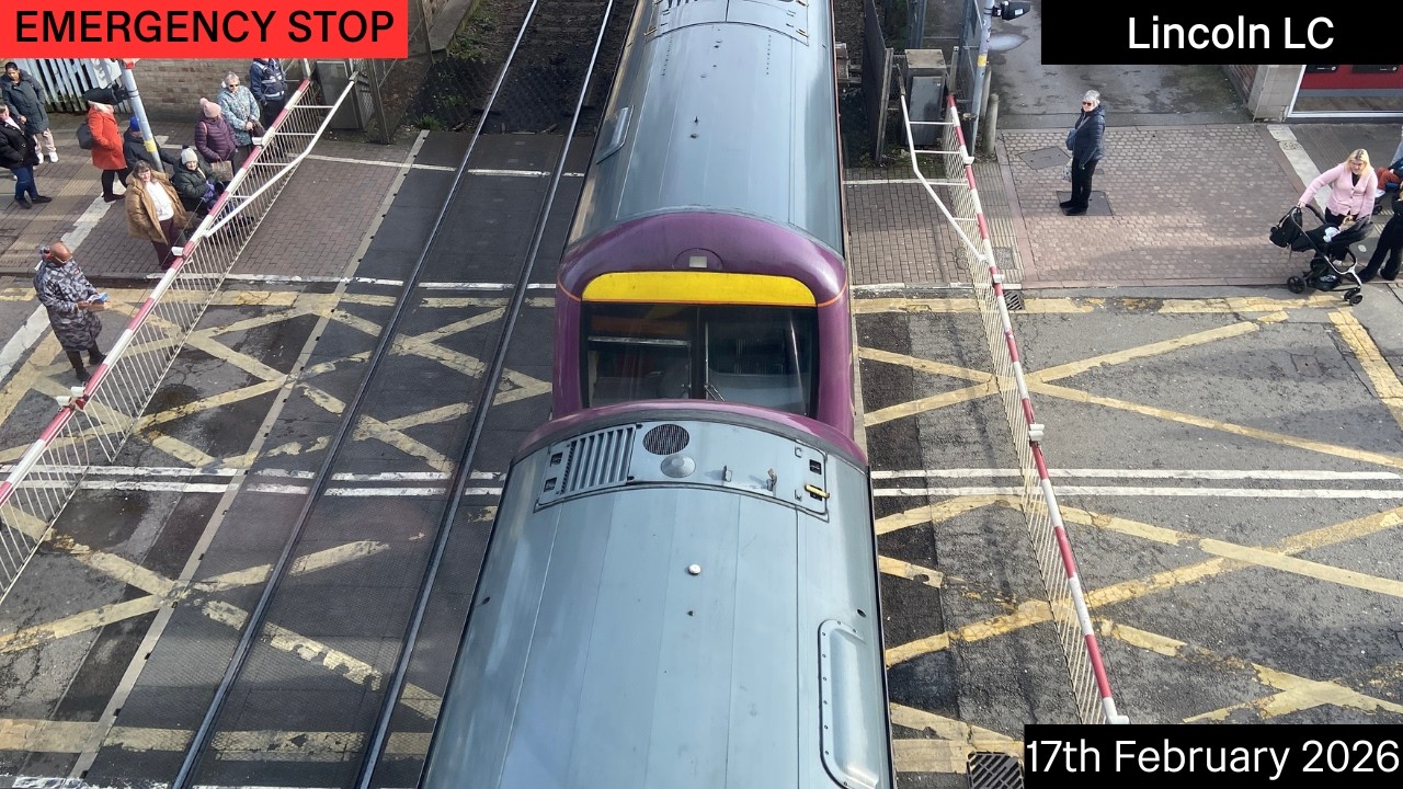 *Аварийная остановка* Железнодорожный переезд на Хай-стрит в Линкольне (17.02.2026) с участием: @...