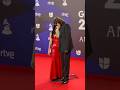 Ref:mUlmDupg_Rk El beso de nicki nicole y peso pluma en la alfombra roja de latin grammys