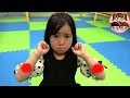 The Boo Boo Song まりちゃんがケガして泣いちゃった! チョコエイドでパパに治してもらおう! 教育寸劇 3人きょうだい キッズスペース 滑り台 ばんそうこう