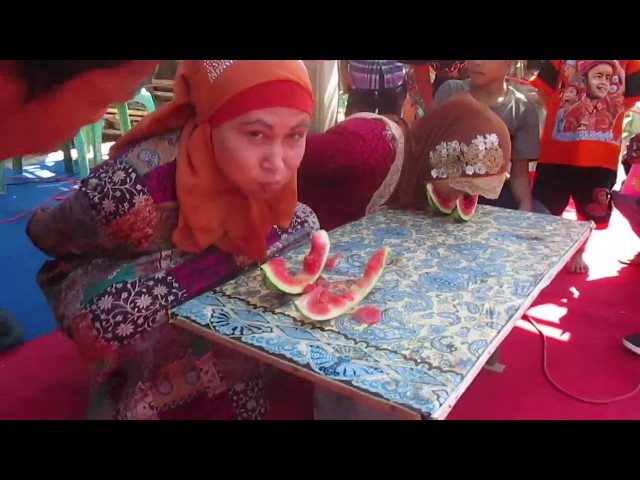 Lomba makan semangka Khusus Ibu_Ibu class=