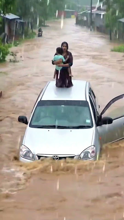 Suasana terjebak diatas atap mobil saat banjir datang#shorts