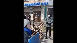 Российские оккупанты попытались включить советские песни на улицах города.