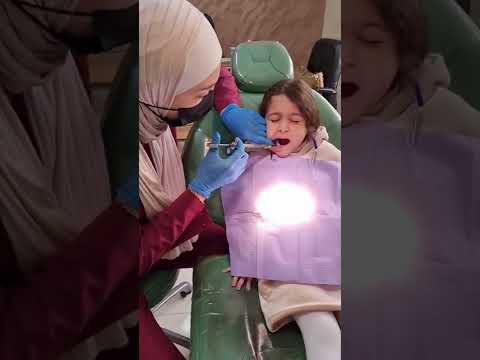 الاطفال المتعاونين لما يتحضرو لعلاج اسنانهم بجلسة تعريفية مسبقة يتقبلو حقن الابرة و العلاج بسلاسة