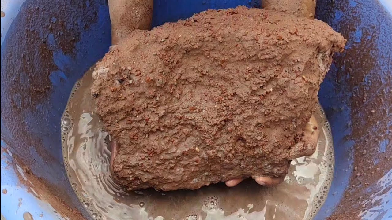 Asmr - Crunchy dusty red dirt crumbling in lots if water 💦 saasmr