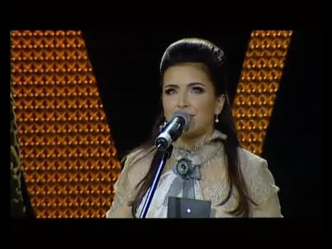 Ани Лорак вручает награду в номинации 'Открытие года' (Премия ShowBiz AWARD 2006, 22.04.2006)