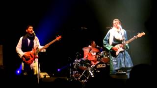 Video thumbnail of "Bombino - imuhar. Salle Pleyel à Paris le 2 novembre 2012"