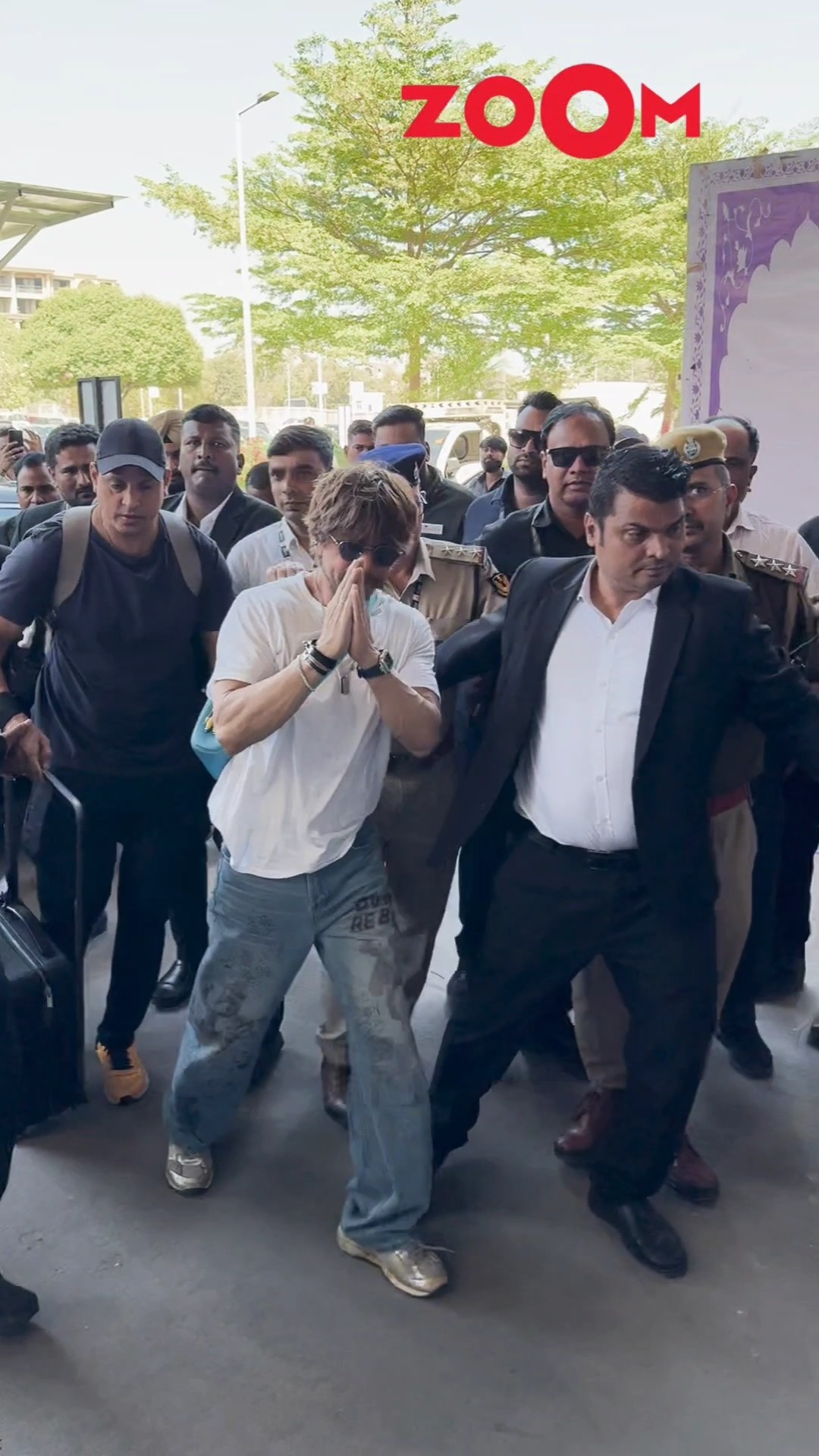 Shah Rukh Khan greets paps with FOLDED hands post attending an award function ??? #shahrukh #shorts