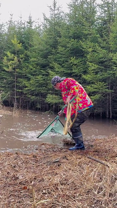 Amazing Survival Skills: Innovative Method of Fishing Through Ice in Extreme Winter Conditions'