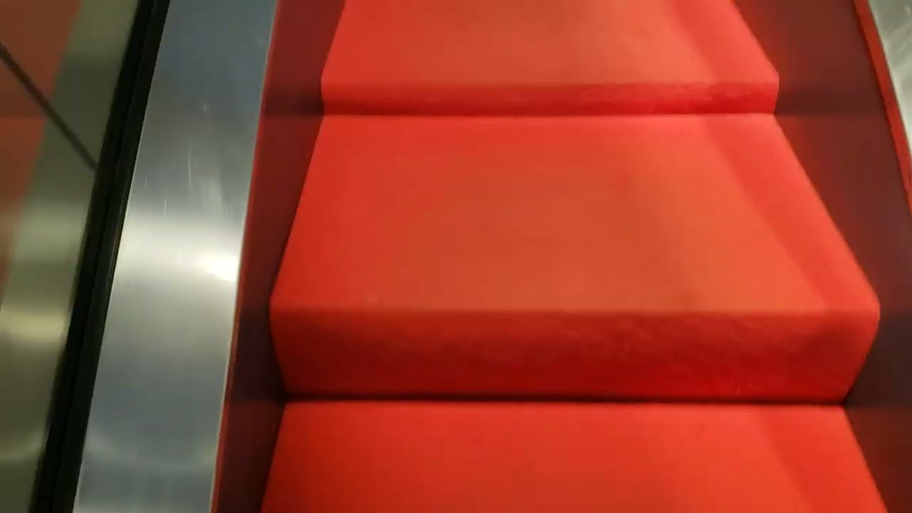 階段として使われる三菱の古いエスカレーター