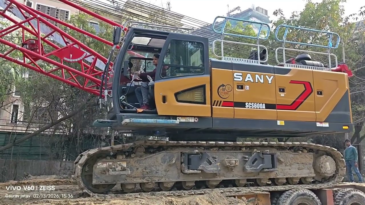 Shift ho rahi me machine track par asi video dekne ke liya channel ko subscribe kar lo #excavator 