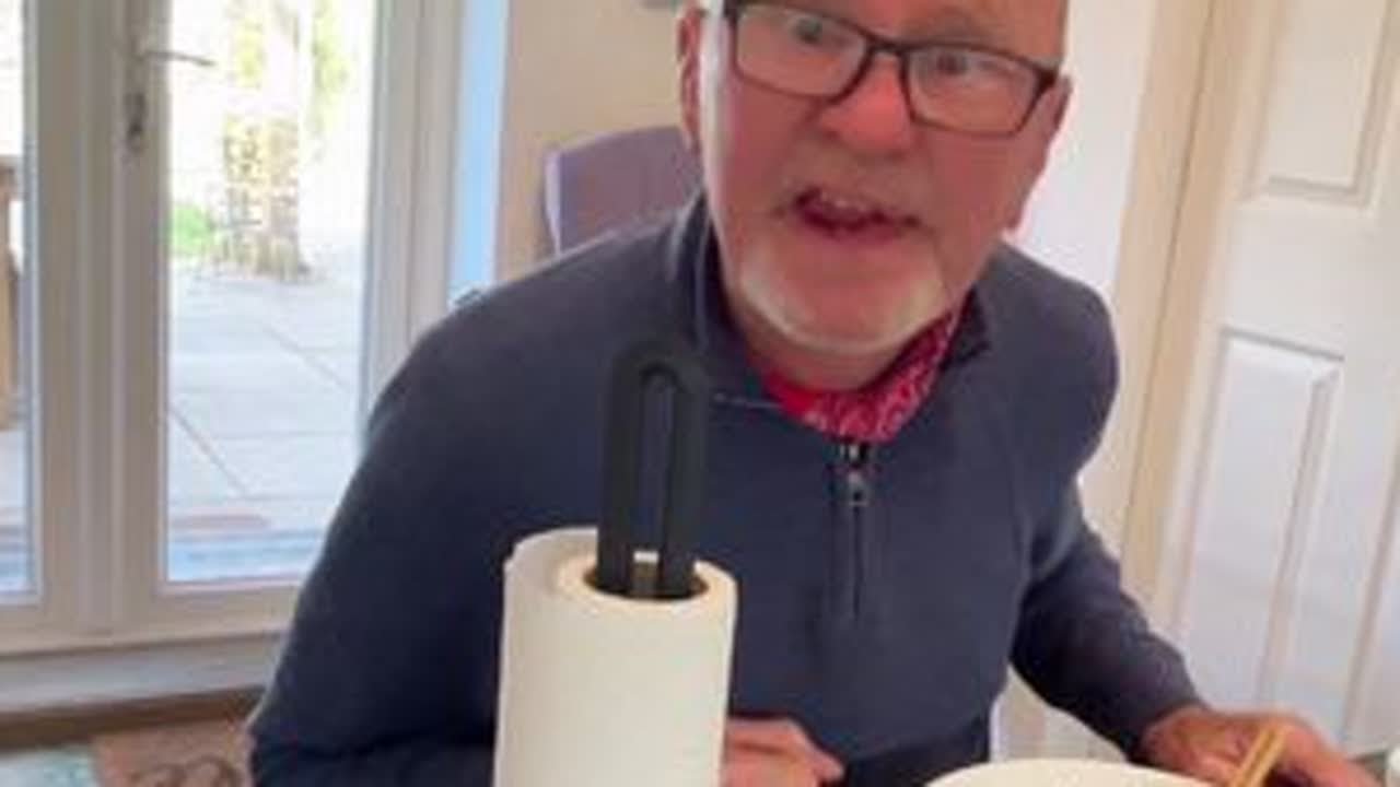 一碗简简单单的中国面条就把公公给香迷糊到了，我老公说找老婆千万别找中国的因为她们会让你永远干不完的活😂老外吃中餐 海外生活 跨国婚姻 英国生活