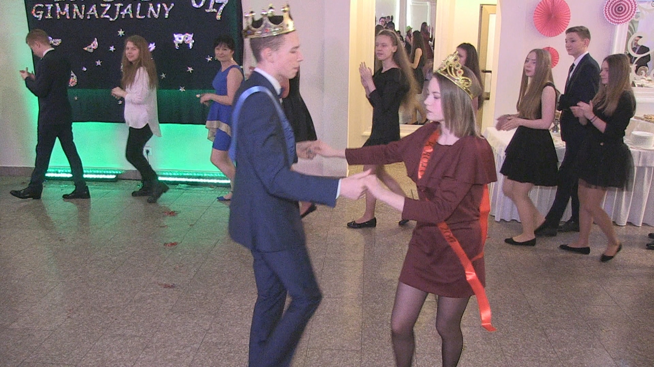 Bal w  Gimnazjum nr 2 w Kutnie - taniec króla i królowej, r. 2017