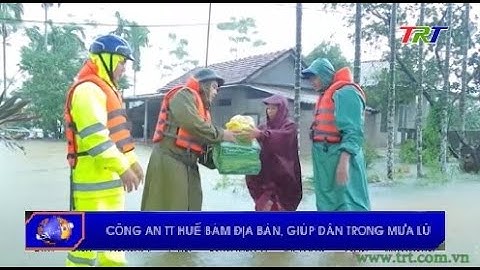 Công an TT Huế bám địa bàn, giúp dân trong mưa lũ