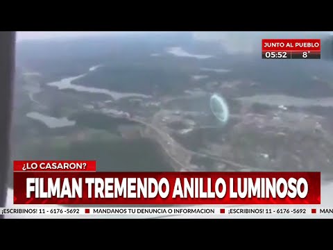 ¡Filman luminous UFO from an airplane!