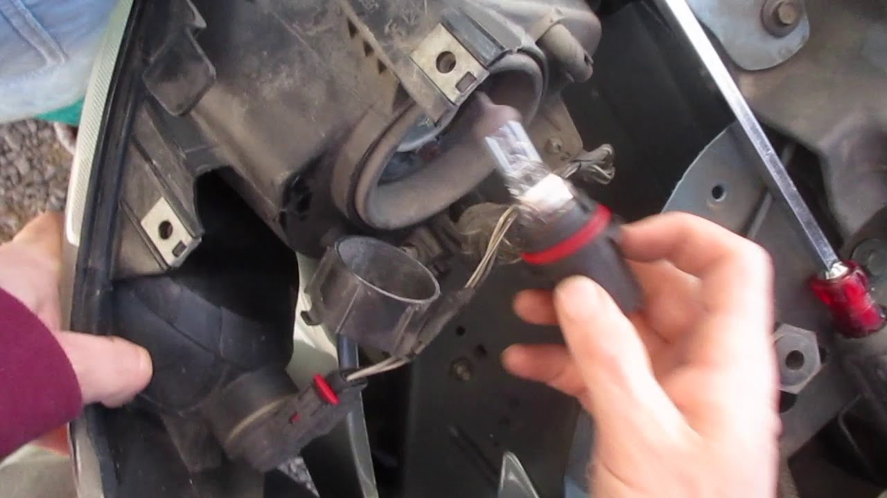 Replacing 2004 Chrysler Town & Country headlight How to