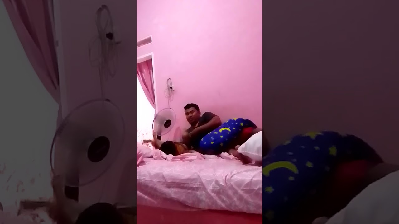 A ghani dan abi main di kasur.. 