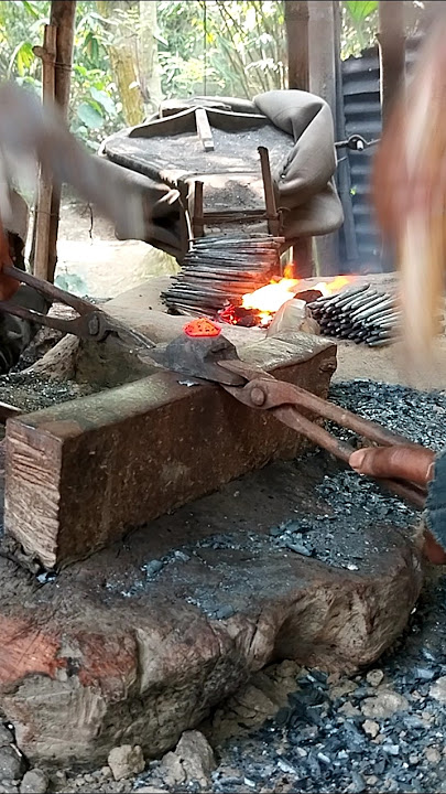 Look how hard the blacksmith is making iron #shorts 👍