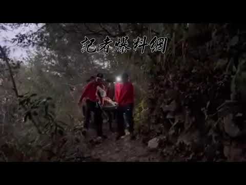 消防隊員使用輪式救援擔架，將馬崙山健行滑落邊坡骨折傷患運送下山