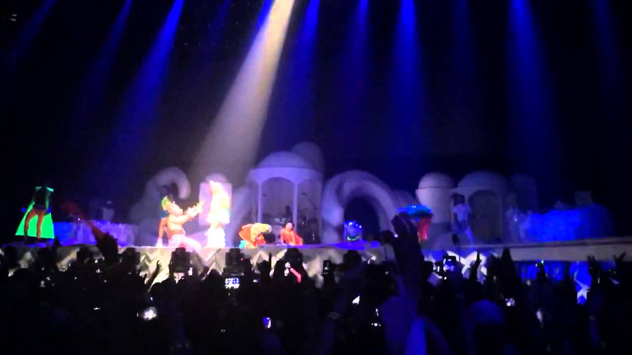 Lady Gaga - Applause - Swine live at artRAVE: The ARTPOP Ball Tour