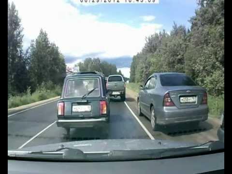 машина тормозит. торможение автомобиля. неукрепленная влажная обочина. торможение на обочине. торможение на обочине.