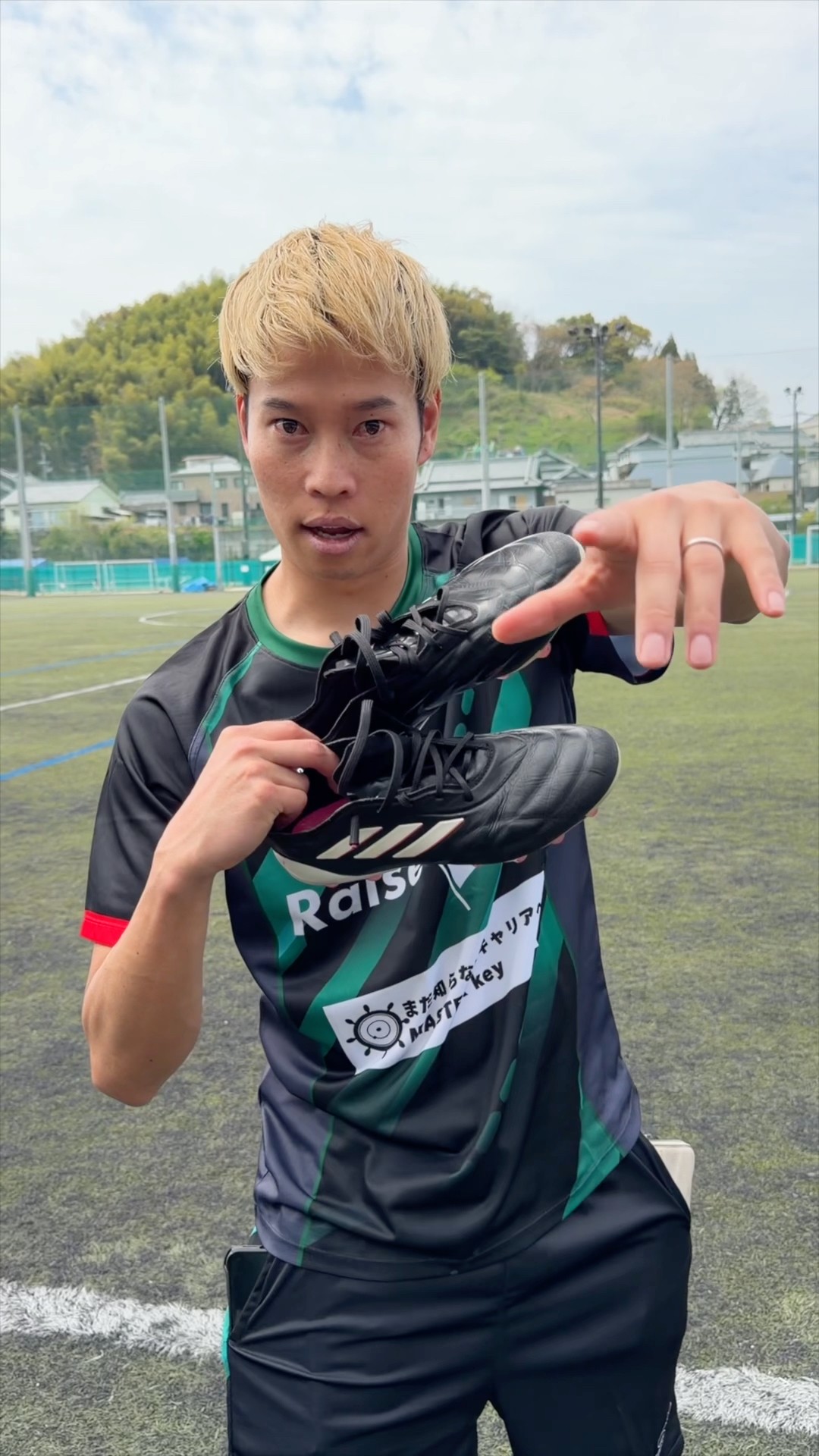 ナイキ サッカーシューズ AR4387-101 取り替え Turn your old soccer cleats into sneakers👟🔵 - YouTube