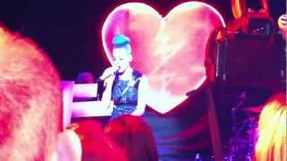 Watch Katy Perry Niggas In Paris video