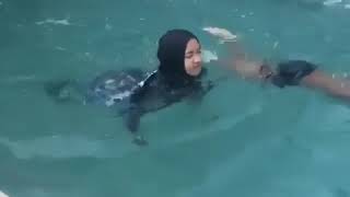 Nissa Sabyan Berenang Bersama Keluarga Besarnya