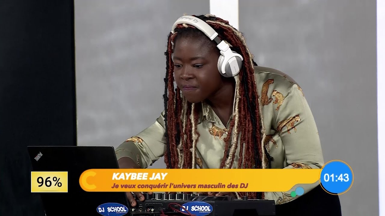 Kaybee Jay fait une prestation musicale avec sa platine Cest norme 