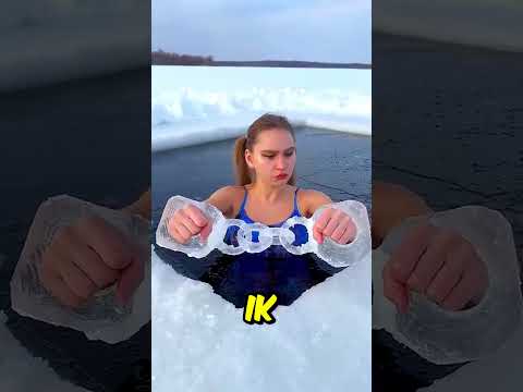 Dit meisje zit vast onder het ijs! 🥶 - Смотреть видео с Ютуба без ограничений