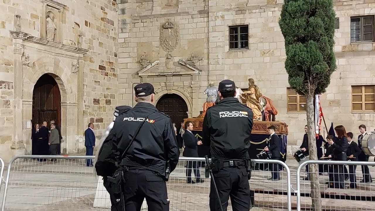 La Cofradía de la Santa Vera Cruz entra en San Andrés al finalizar su procesión, Jueves Santo 2023