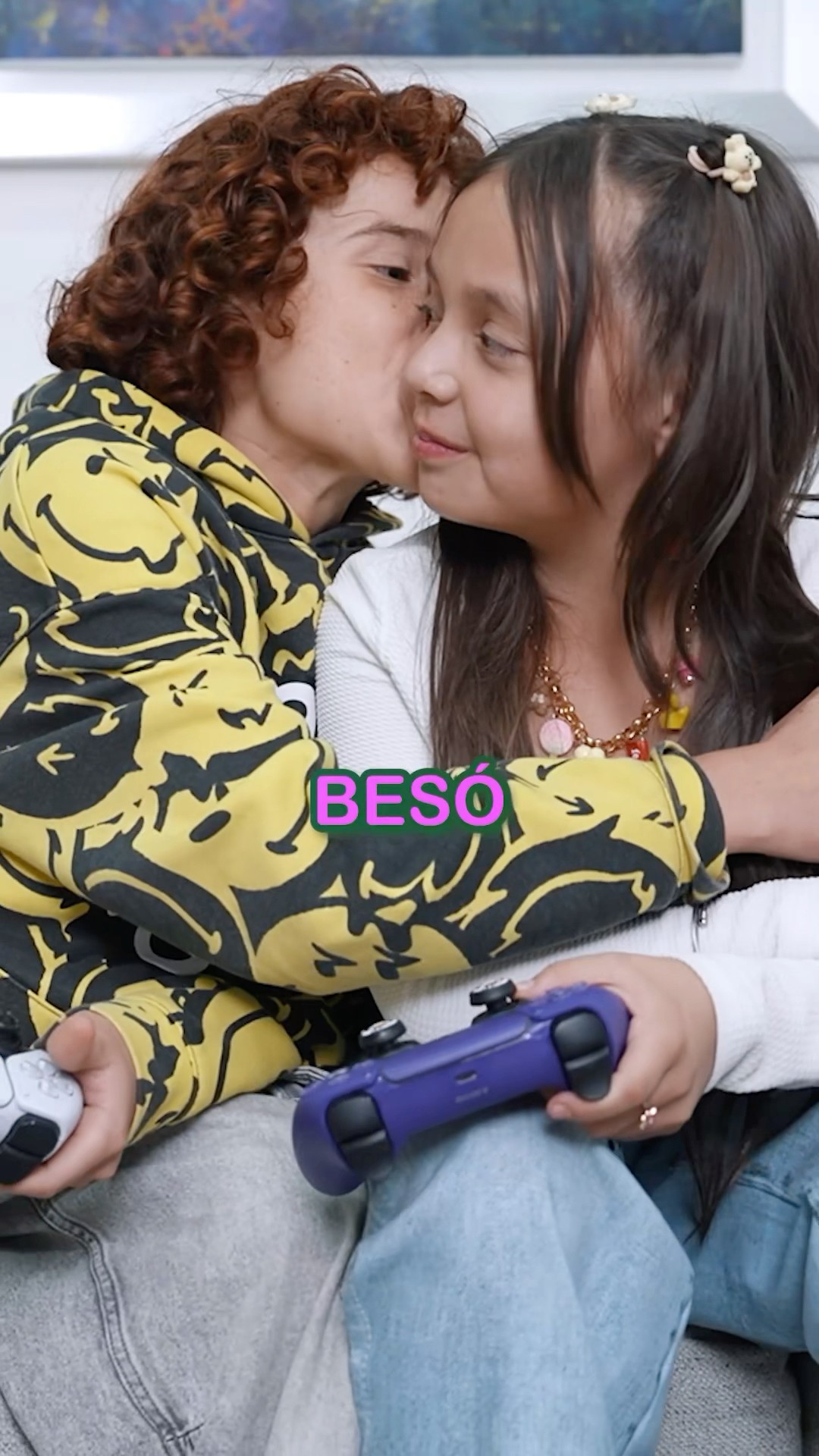 ESTE NIÑO BESÓ A MI HERMANITA !!