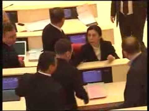 ცაგარეიშვილმა ბობოხიძეს ბოთლი ესროლა