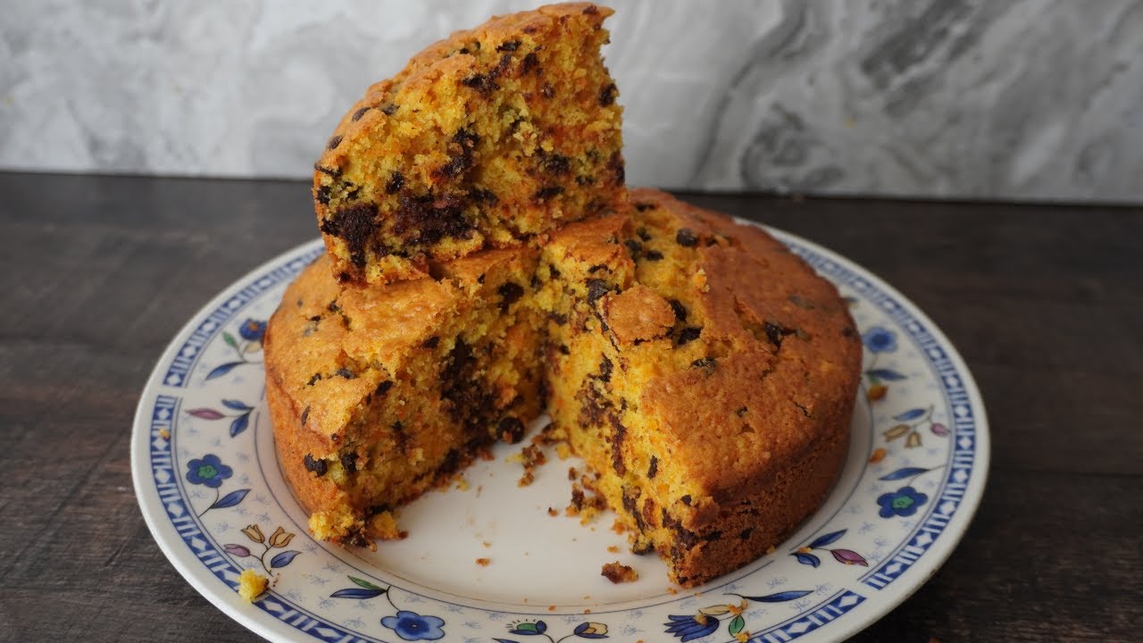 Пухкав и вкусен Кекс с капки шоколад и моркови.