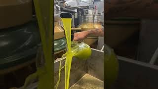 Ayvalik Yeni̇ Mahsül Sizma Zeyti̇nyaği Üreti̇ci̇den Tüketi̇ci̇ye